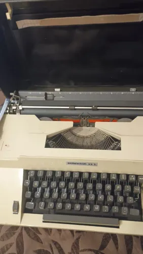Máquina de escrever Remington 33 L