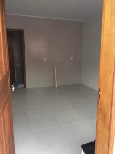 Casa no Monte Cristo: 1 quarto, cozinha, 2 banheiros e garagem
