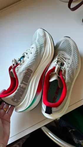 Tênis feminino corre turbo