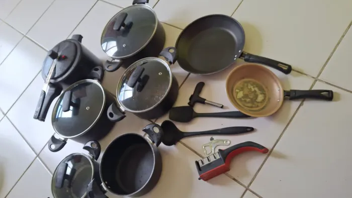 Conjunto de panelas, com amolador de faca, abridor de lata, furador de coco, concha e etc