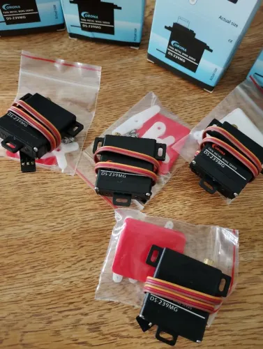 Vendo servos Corona DS-239MG para asas de aeromodelos.