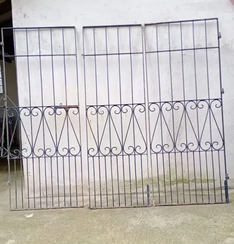 Vendo portão (grade)_$200.00 Reais.... Medidas 211 altura por 238 largura são três peças.