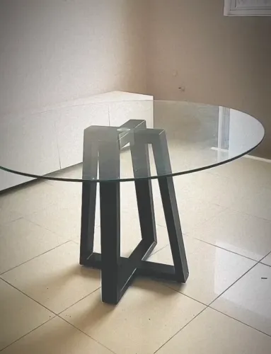 Vende-se mesa semi nova. Pé de madeira e tampo de vidro.