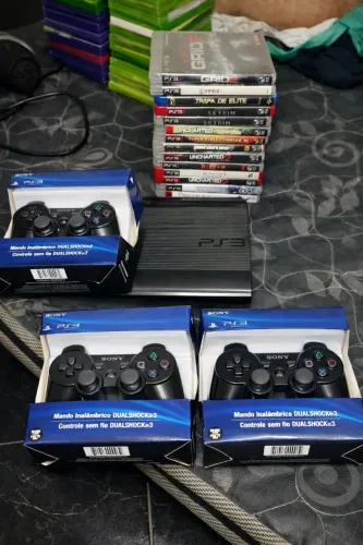 Ps3 Super Slim 3 controles lacrados e 13 jogos originais 