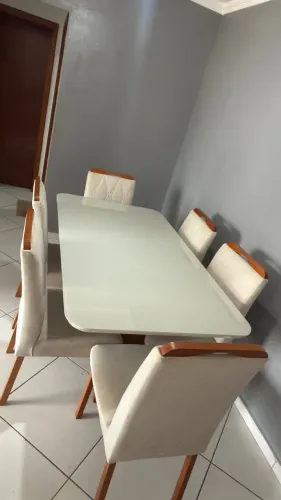 MESA COM TAMPO DE VIDRO, COM 6 CADEIRAS