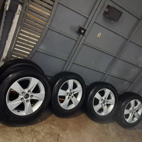 Vendo roda do elantra com pneu