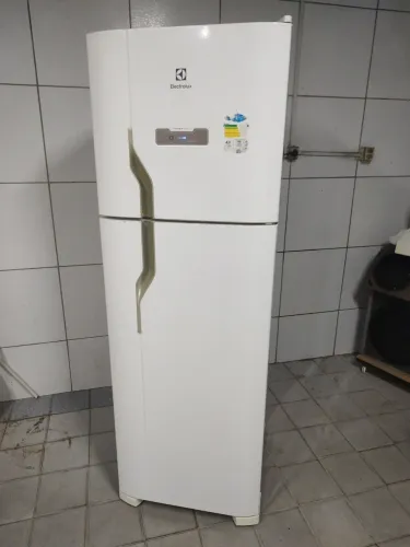 Geladeira Electrolux frost free gelando perfeitamente bem conservada faço entrega