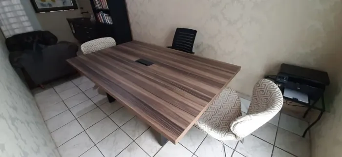 Linda Mesa de reunião madeira de alto relevo (muito nova e sem detalhes)