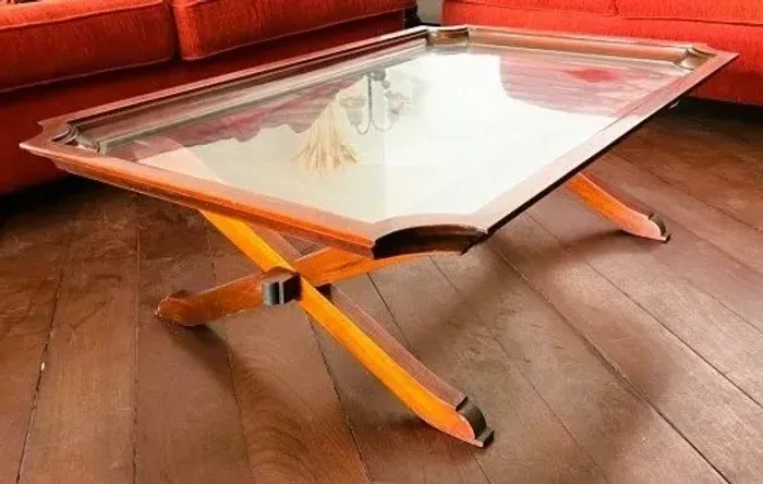 Exuberante Mesa de centro em madeira clara maciça com tampo de vidro Década 60 *