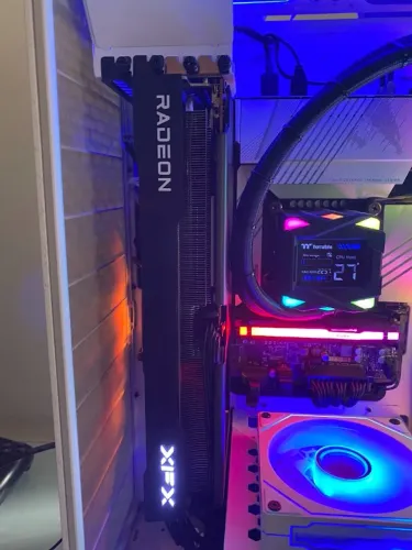 Placa de Vídeo AMD Radeon RX 9060 XT Triple Fan OC 16GB GDDR6 128-bit (SOMENTE VENDA)