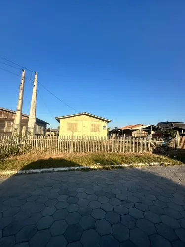 Vende-se terreno com casa simples de madeira em Balneário Gaivota Sc