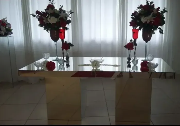 Mesa em vidro para bolo e doces
