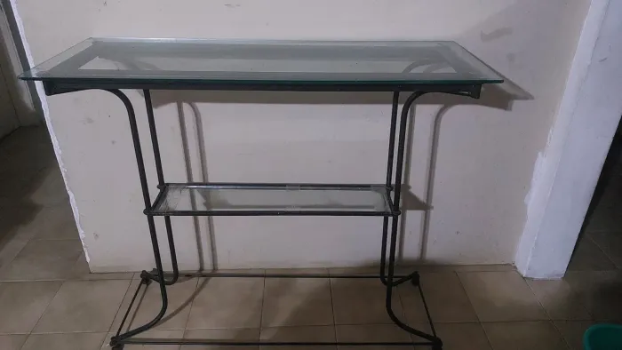 Aparador de ferrocom tampo de vidro
