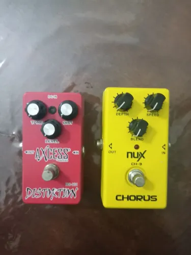 Pedais AXCESS DISTORTION e nux CH-3 CHORUS