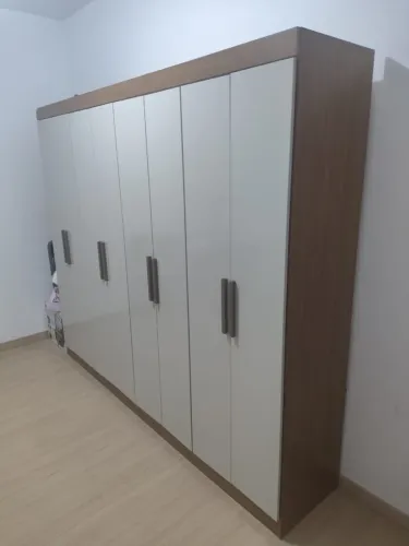 Guarda-roupa 8 portas com 4 gavetas