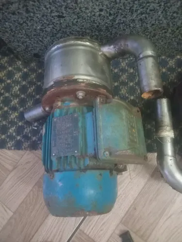 Vendo 2 motores bomba Weg trifásico 100 reais cada