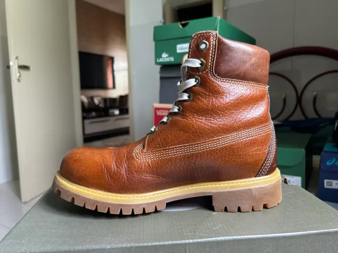 Bota Timberland Original Couro legítimo nº 38 (BR) n° 7 (EUA) + 1 Par de meias Timberland