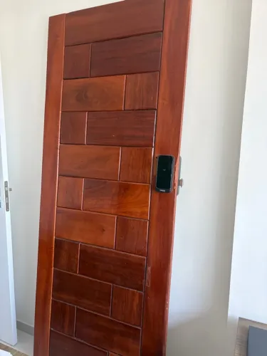 Vendo porta de Madeira 2,10 por ,80