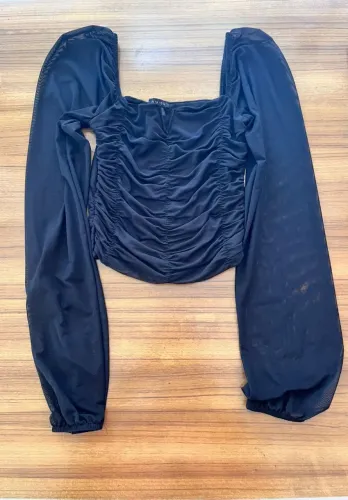 Blusa preta cropped manga longa e decote - TAM PP