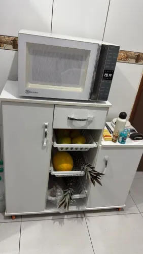 Forno microondas e armário fruteira