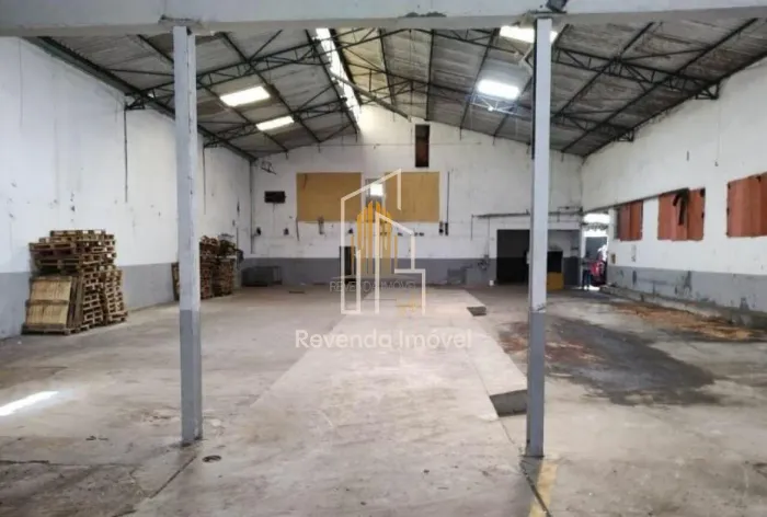 Galpão Comercial/Industrial de 1200m² com 2 banheiros, escritório, 10 vagas na Vila Brasil