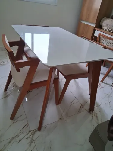 Mesa de jantar com 4 cadeiras