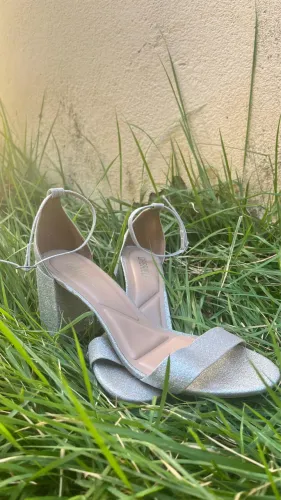 SANDÁLIA DE SALTO BLOCO COM GLITTER PRATA