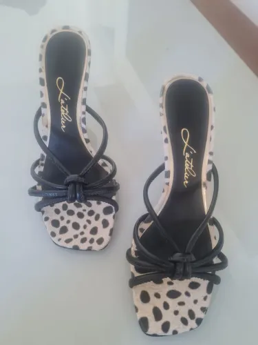 Sandália delicada com estampa animal print