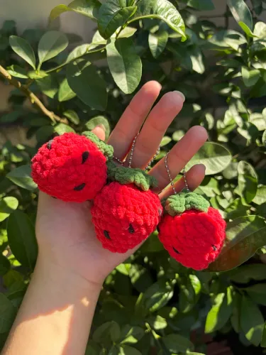 Chaveiro Morango Amigurumi