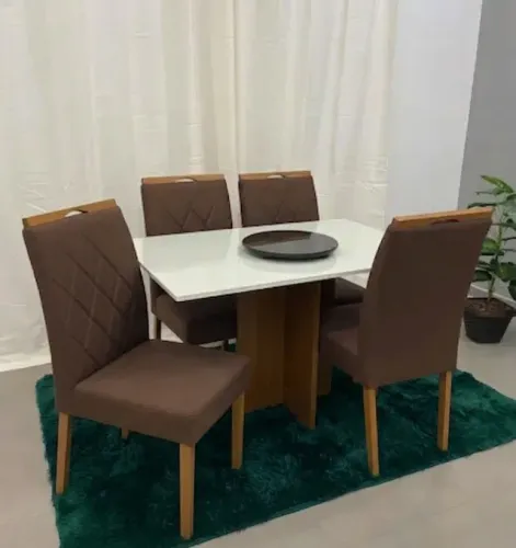 Mesa de jantar com 4 cadeira de madeira maciça (dividimos em ate 10x sem juros)
