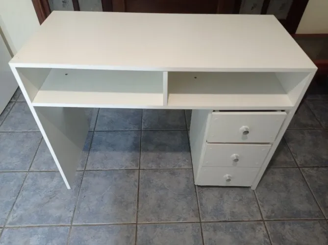 Mesa Manicure, 3 gavetas, feita de MDF 15mm, reforçada, Altura: 76cm, L: 45cm, C:1metro.