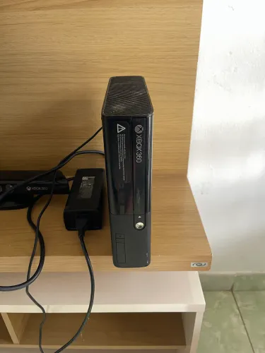 Vendo Xbox 360 desbloqueado, tendo vários jogos kinect 3 controles.
