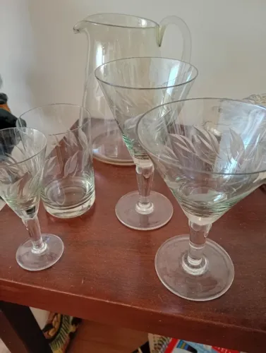 Jogo de taças de diferentes tamanho, copos e jarra: cristal