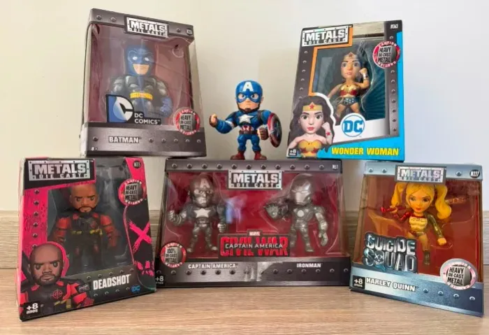 bonecos metal die cast batman, capitão america, homem de ferro, arlequina, mulher maravilh