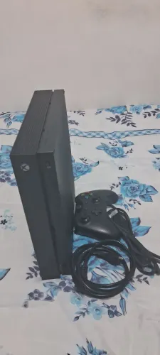 Vendo Xbox One X 1Tb, funcionando nota fiscal do produto, pouco tempo de uso.