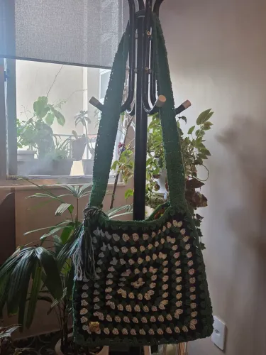 Vendo bolsa de croché verde e azul com alça transversal 0,35 X 0,35 cm. Marca Del Carmen.
