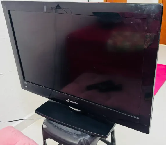 TV Buster 32 polegadas LCD em ótimo estado de conservação.