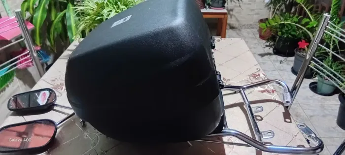 Vendo baú com suporte cromado reforçado e 1 par de retrovisores cromados as hastes .