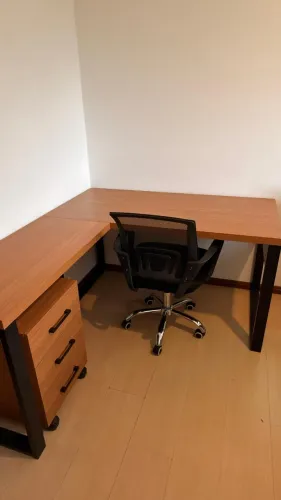 Mesa de escritório em L + Gaveteiro