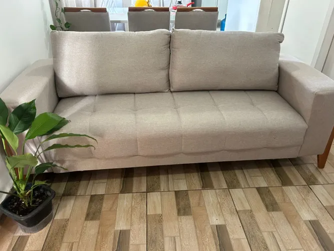 Sofá em linho acabamento em madeira 