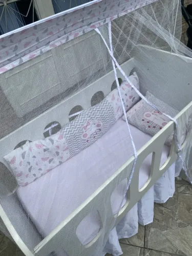 Carrinho de bebê e mini berço