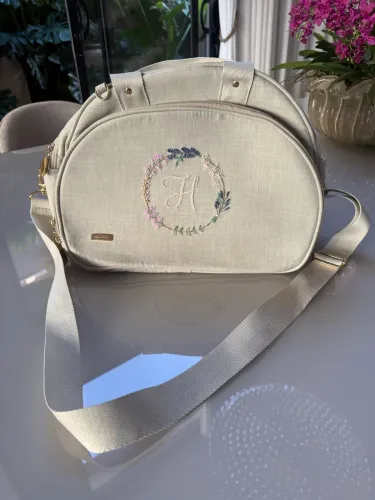 Bolsa maternidade bordada à mão