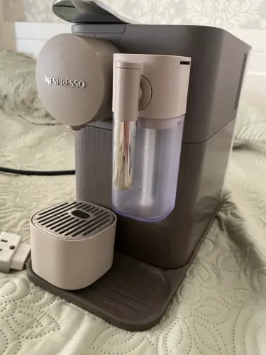 Cafeteira prima Latte nespresso cor capuccino