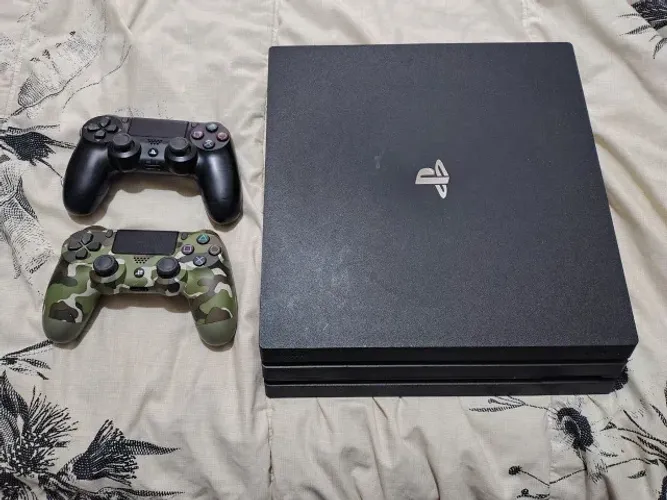 Playstation 4 PRO - 1TB + 2 Controles