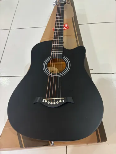 Violão preto fosco