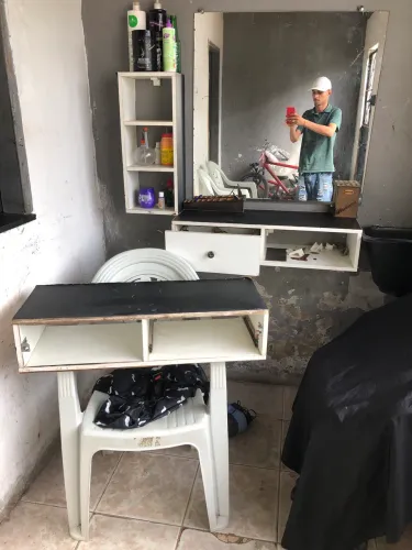 Uma Bancada completa e a outra so a bancada e duas prateleira