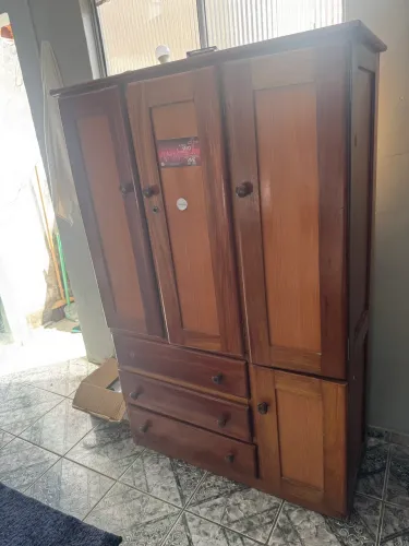 Guarda roupas pequeno de 3 portas e 3 gavetas 