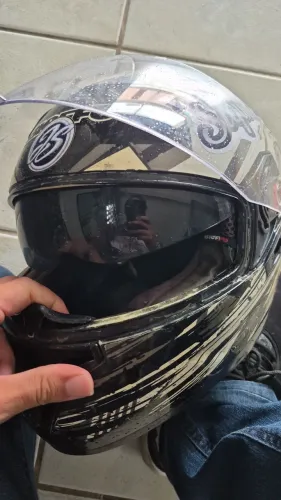 Capacete com óculos escuro