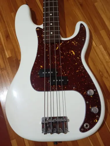 Baixo Fender Precision Bass Olympic White com escudo brown tortoise