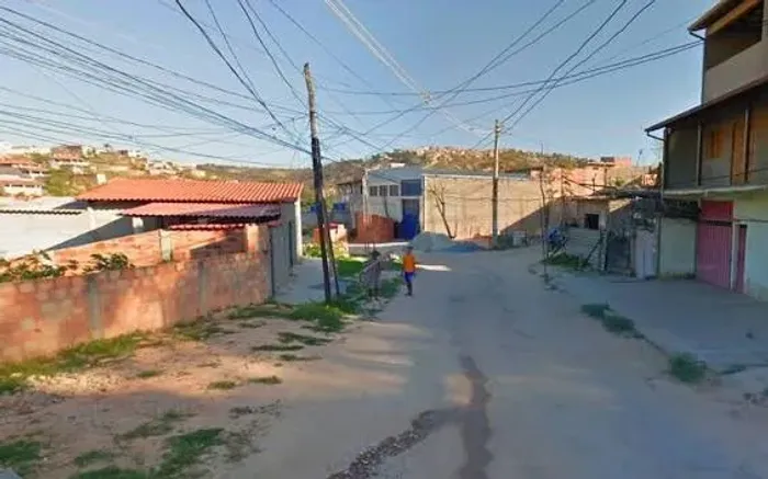 ALUGA-SE CASA, 4 COMODOS E GARAGEM